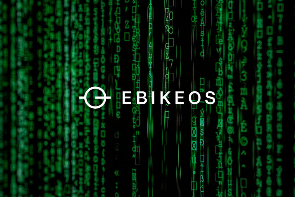 Vue d'un code informatique vert sur fond noir avec le logo eBikeOS