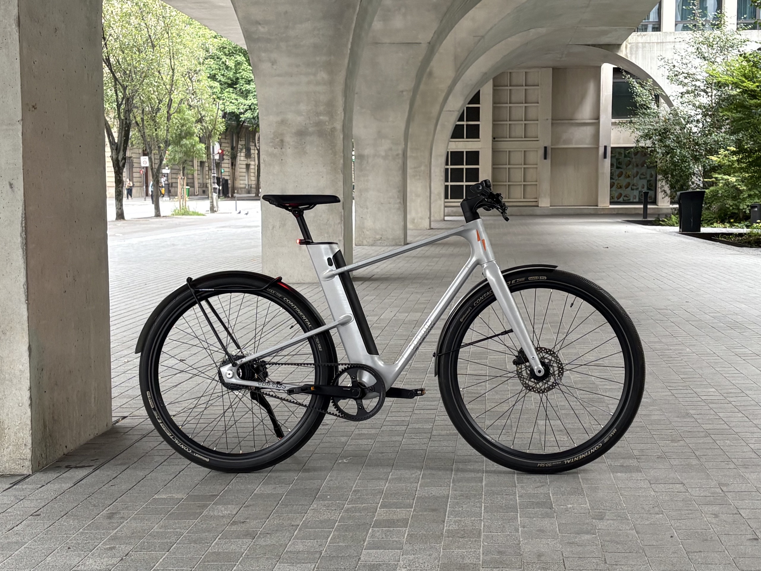 Le vélo électrique Eclair sous les arches de La Félicité dans le 4ème arrondissement à Paris.